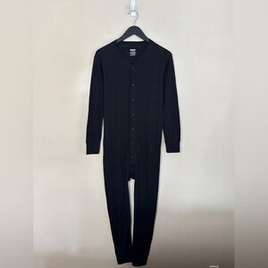 Dakota - thermal power onesie in black. Has trapdoor. Fitted. Large